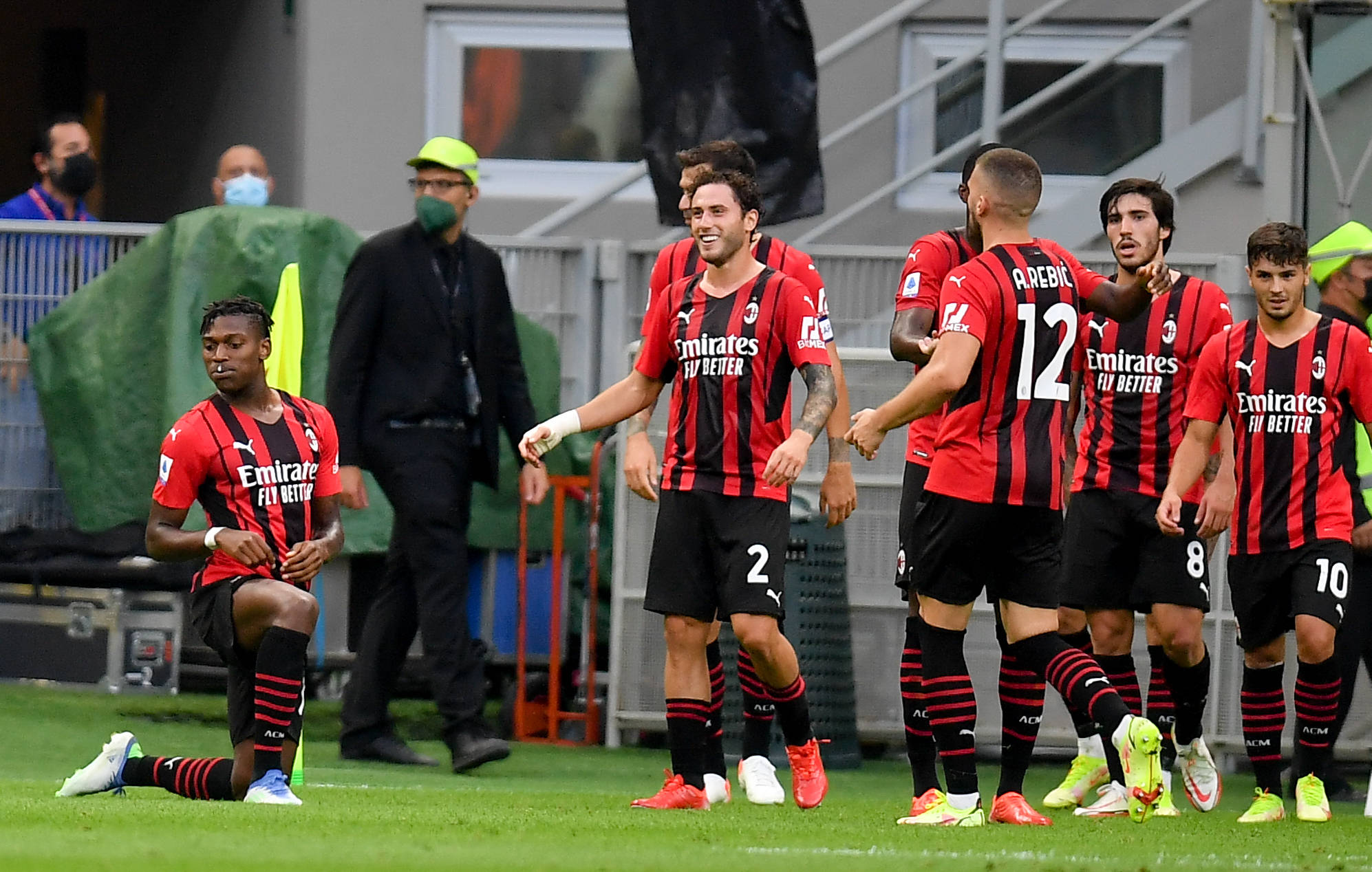 维尼修斯和阿森纳U16球员合影，2米法国门将抢镜（维尼修斯与阿森纳U16合照，2米法国门将成焦点）