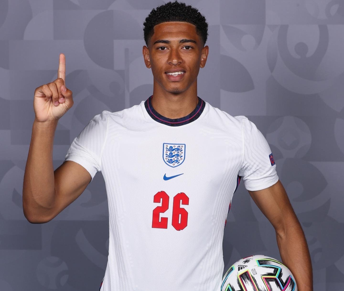 热爱皆平等，河南球迷赛前在球场外声援阿奇姆彭（热爱无界，河南球迷赛前场外力挺阿奇姆彭）