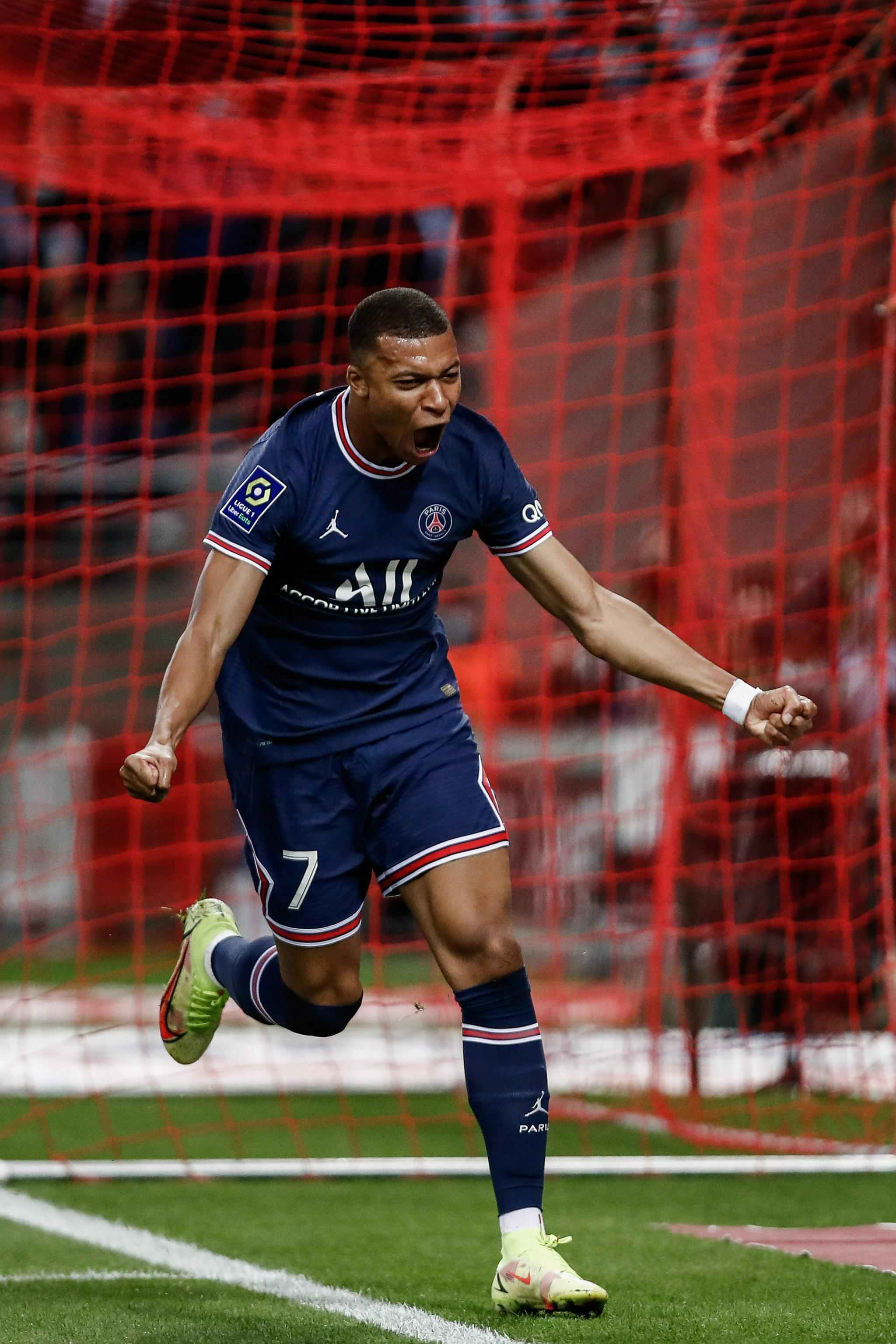 贝恩本场得到37分，并列NBA杯淘汰赛历史第三高分（贝恩单场37分，追平NBA杯淘汰赛历史第三高纪录）