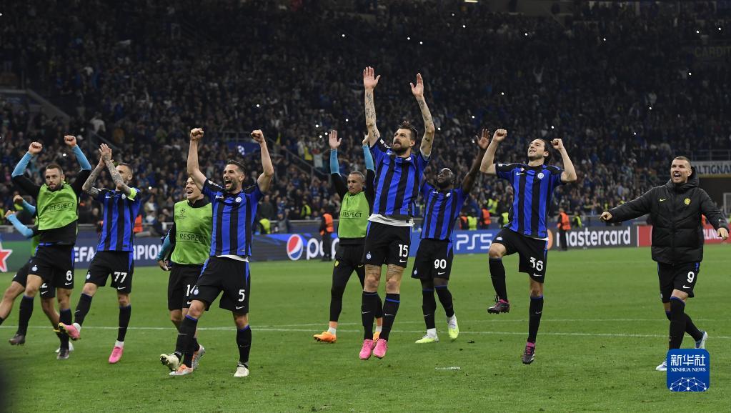 足球国足球迷自发组织万人方阵助威（国足球迷自发组建万人方阵为球队助威）