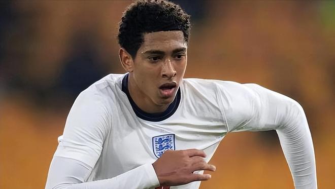 2025赛季，成都蓉城以红焰为刃、热血为甲，在三...（2025赛季，成都蓉城执红焰为刃、以热血为甲，向巅峰进击）