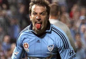 邮报：曼联等队关注赫塔小将艾希霍恩，他被拿来与克罗斯比较（邮报：曼联等队考察赫塔小将艾希霍恩，外界将其比作克罗斯）