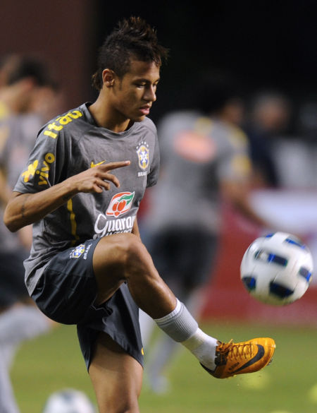 利物浦本赛季状态低迷，引援失误和阵容问题导致萨拉赫被冷宫，球队内部矛盾加剧。（利物浦赛季表现不佳：引援不当、阵容失衡致萨拉赫遭雪藏，队内矛盾升级）