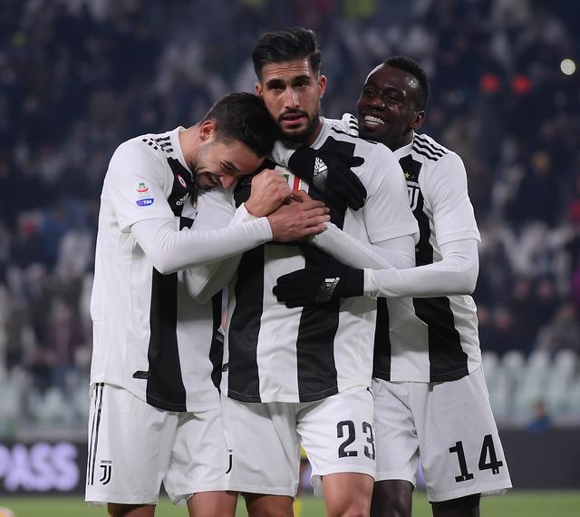 拜仁26／27赛季主场球衣谍照：红色基调搭配领口袖口金色线条（拜仁26／27赛季主场球衣曝光：通体红色，领口与袖口采用金色细边）