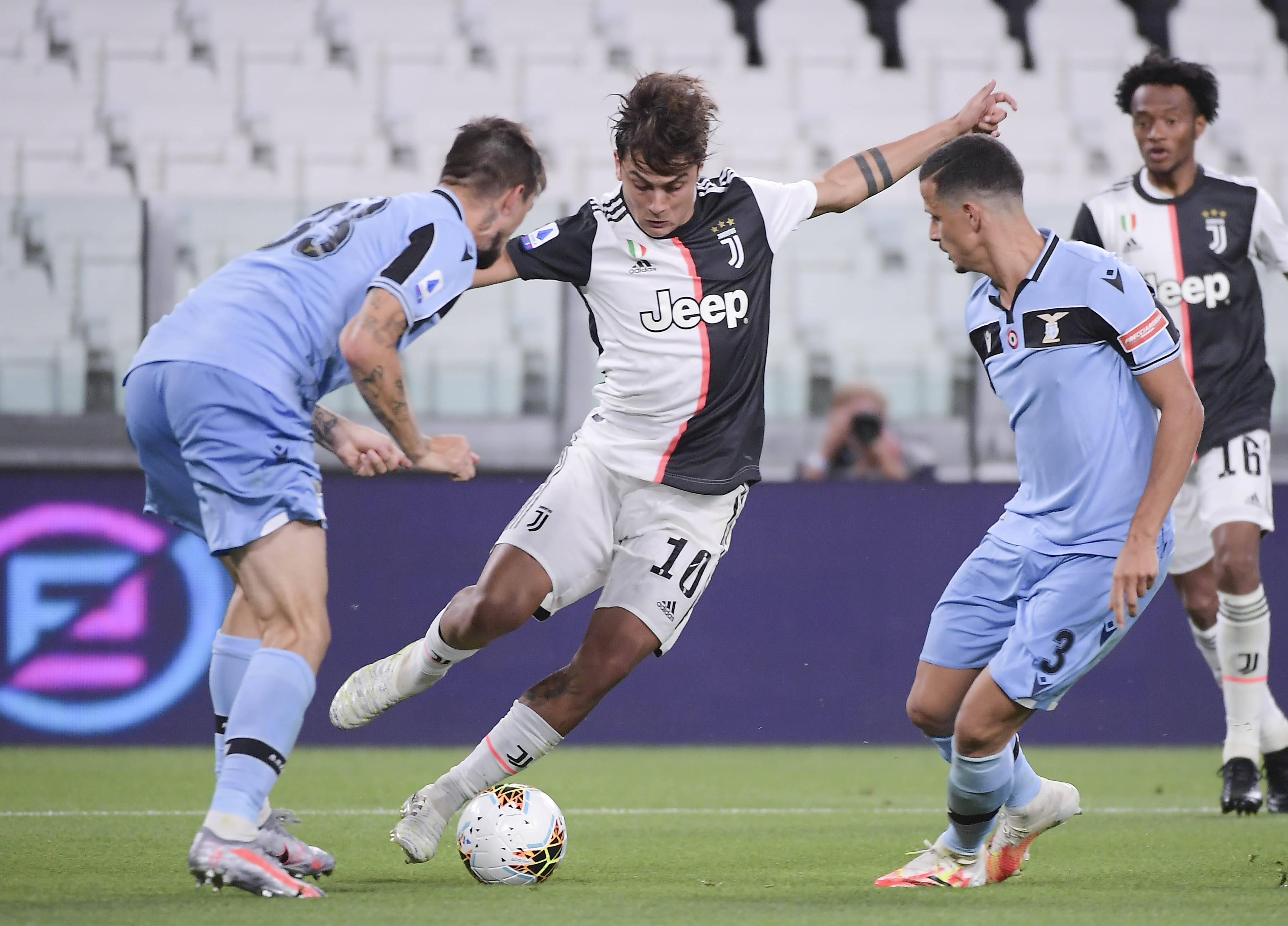 曼联对非洲杯征召的立场：伯恩茅斯之战的困惑与挑战（非洲杯征召风波下的曼联立场：对阵伯恩茅斯的疑云与考验）