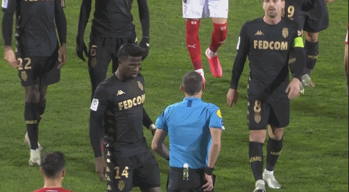 土耳其女球员狂砍69分，面相妆容神似李梦，引爱德华兹疯狂示爱（土耳其女将狂轰69分，妆容酷似李梦，爱德华兹高调示爱）