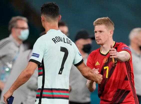 惨败国安后亚泰球员贺一然被自家球迷辱骂，他做出手势回击