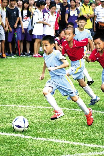 恩里克：开球出边线是学里昂；执教塞尔塔时开始从看台看比赛（路易斯·恩里克：开场将球踢出界是向里昂学习；执教塞尔塔时就开始在看台观战）