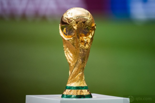 中超赛场争议判罚：VAR判罚引发热议,（中超争议判罚风波：VAR决定引发热议）