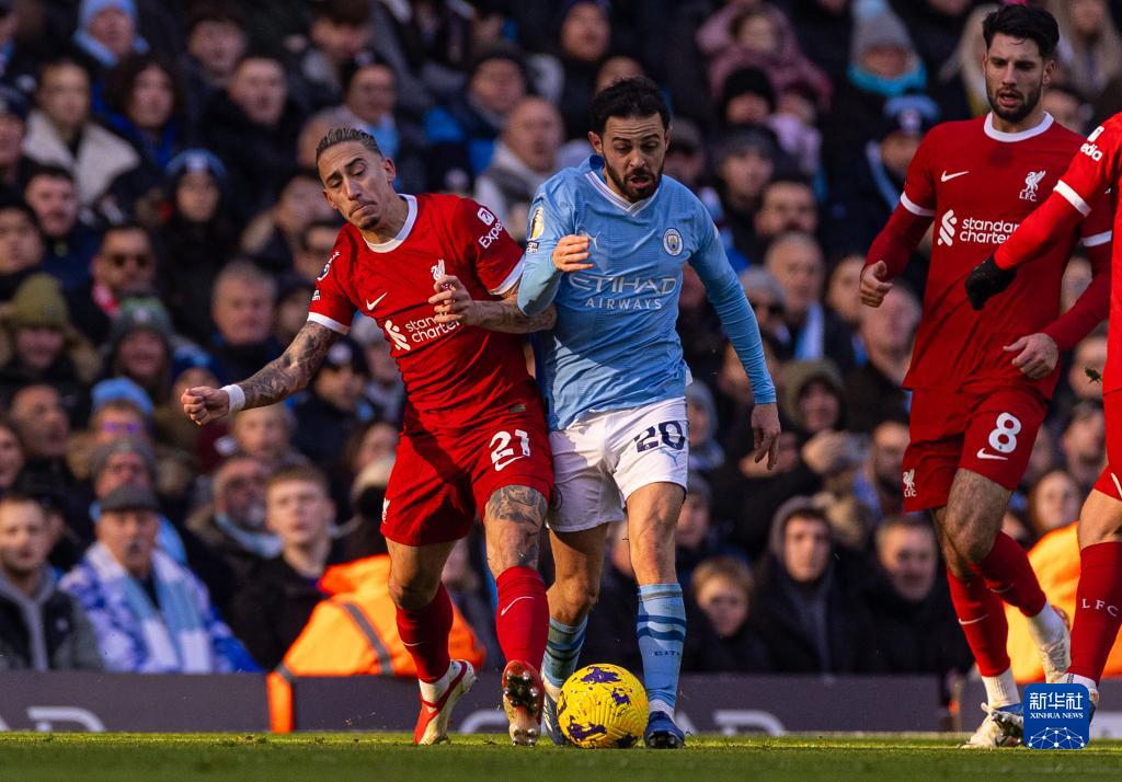 你故意的吧？范戴克防守传中时高举右手导致手球送点（被质疑故意？范戴克防守传中高举右手导致手球判点）